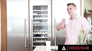 Ich treffe mich mit dem Fitnesstrainer zum Ficken und für einen Videoanruf mit seiner Freundin
