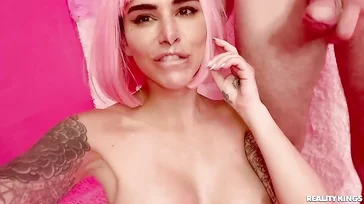 Un chauve chanceux baise une star du porno chaude
