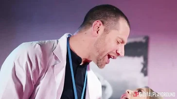 Esta enfermera está casada, pero necesita un extra en su matrimonio