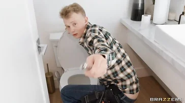Oma ist verzweifelt, der Klempner braucht zu lange!