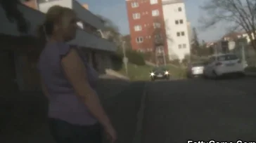 Loira gordinha recebe uma tarefa de última hora