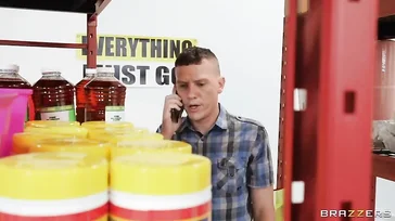 De secretaris van het bedrijf gaat naar het magazijn om seks te hebben