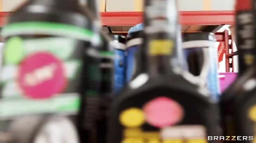De secretaris van het bedrijf gaat naar het magazijn om seks te hebben