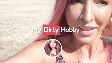 Esta MILF aborda a un tipo en la salida del after