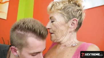 Oma hat es geschafft, sie fickt mit einem Freund ihres Enkels