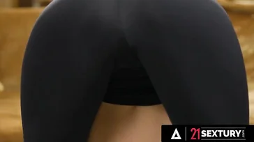Loira é fudida no cuzinho com carinho e amor, cabe nela inteira