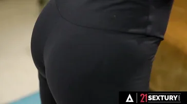 Loira é fudida no cuzinho com carinho e amor, cabe nela inteira