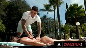 Der Typ am Pool bekommt eine verheiratete Frau in die Finger