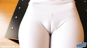 Quelle belle façon de montrer ta chatte et tes seins