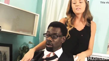 Doce moça sendo fodida por um negro maduro