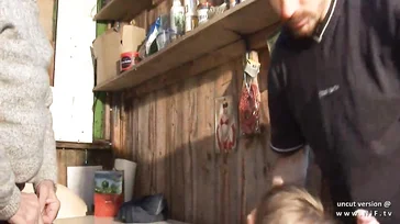 Vater und Sohn ficken eine Nichte im Werkzeugraum