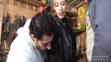 Vater und Sohn ficken eine Nichte im Werkzeugraum
