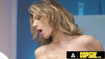 Essa mulher curte com 2 travestis fazendo um ménage bem gostoso