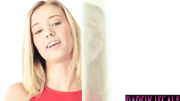 Una bionda seduce un uomo più grande per ottenere ciò che vuole