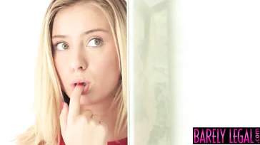 Una bionda seduce un uomo più grande per ottenere ciò che vuole
