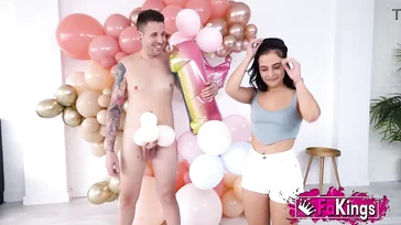J'ai été invité à une fête surprise et j'ai été bien baisé