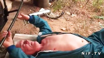Este fazendeiro e seu filho são surpreendidos pelo vizinho