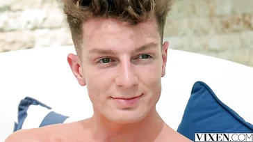 Junge Blondine gibt an ihrem ersten Arbeitstag alles