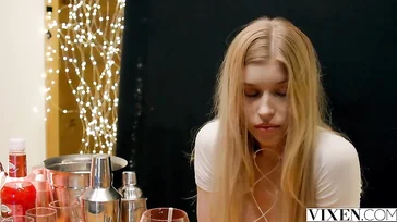Junge Blondine gibt an ihrem ersten Arbeitstag alles