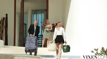 Junge Blondine gibt an ihrem ersten Arbeitstag alles