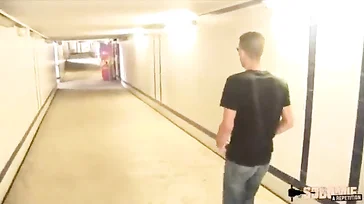 Reife Französin bekommt ihren Schwanz beim Aussteigen aus dem Zug