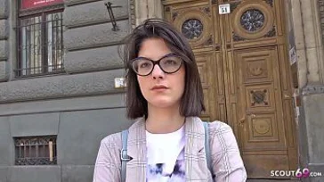 Va de mala manera a un casting y acaba con una polla en el culo