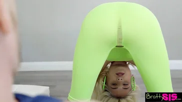 Essas meias verdes brilhantes me deixam realmente excitado, vou te furar