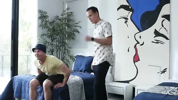Deze vrouw met een harige kut laat een arrogante kerel haar neuken