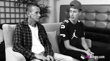 Don Jorge misst sich in der Umkleidekabine mit einem jungen Mädchen