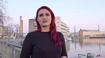 Diese Berlinerin nimmt ein bisschen Geld mit nach Hause, weil sie ihre Beine spreizt und mehr