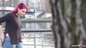 Diese Berlinerin nimmt ein bisschen Geld mit nach Hause, weil sie ihre Beine spreizt und mehr