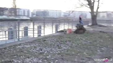 Diese Berlinerin nimmt ein bisschen Geld mit nach Hause, weil sie ihre Beine spreizt und mehr