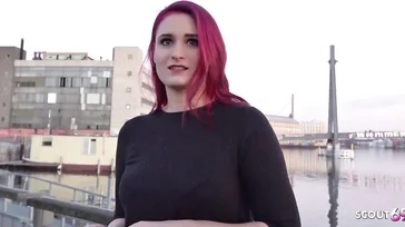 Diese Berlinerin nimmt ein bisschen Geld mit nach Hause, weil sie ihre Beine spreizt und mehr