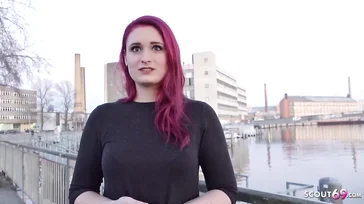 Diese Berlinerin nimmt ein bisschen Geld mit nach Hause, weil sie ihre Beine spreizt und mehr