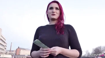 Diese Berlinerin nimmt ein bisschen Geld mit nach Hause, weil sie ihre Beine spreizt und mehr
