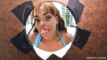 La negra cachonda se folla a un joven empleado