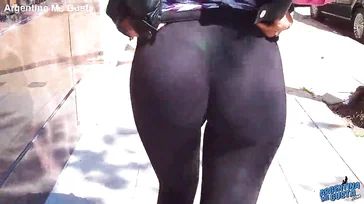 Que jeito dessa jovem andar por aí marcando tudo.