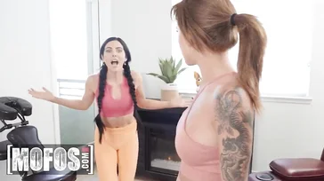 Ela pega o namorado com a amiga fazendo coisas, não perca