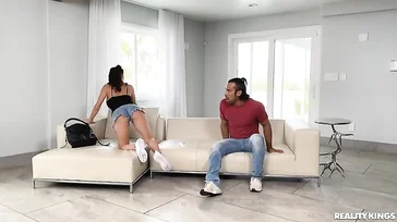 Ich zeige der Mutter meines Freundes mein neues Sofa und das passiert