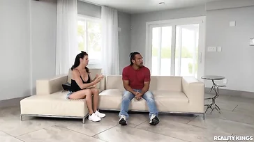 Ich zeige der Mutter meines Freundes mein neues Sofa und das passiert