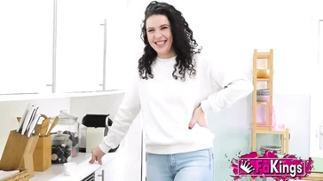 Sara ist schüchtern, aber sie steckt seinen Schwanz an ihr Zäpfchen