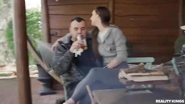 M novia se empeña en follar en el parque en vez de en casa